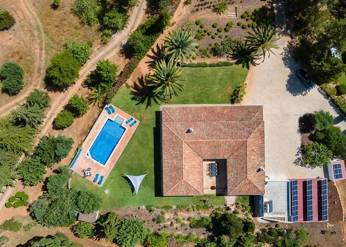 Luxury Villa With Pool In Vineyard Near The Beach